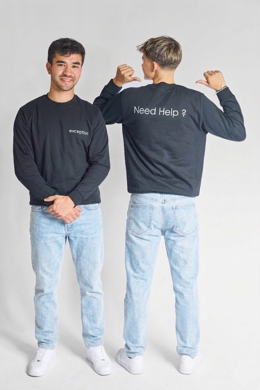 Exception2-sweatshirts &laquo;&nbsp;Need Help ?&nbsp;&raquo; gedragen door twee teamleden