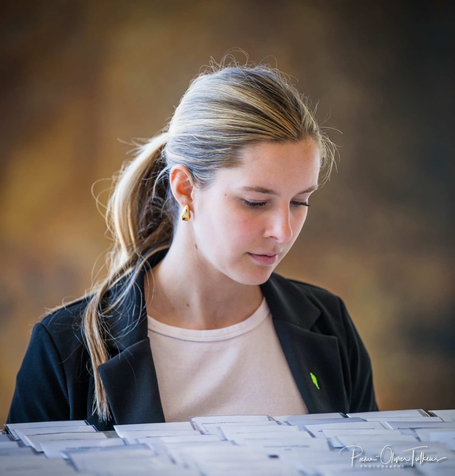 Onthaalgastvrouw van Exception2 aan de onthaalbalie van een evenement