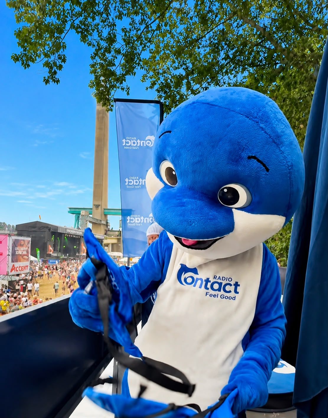 Mascotte begeleid door de Exception2-teams op een publieksevenement