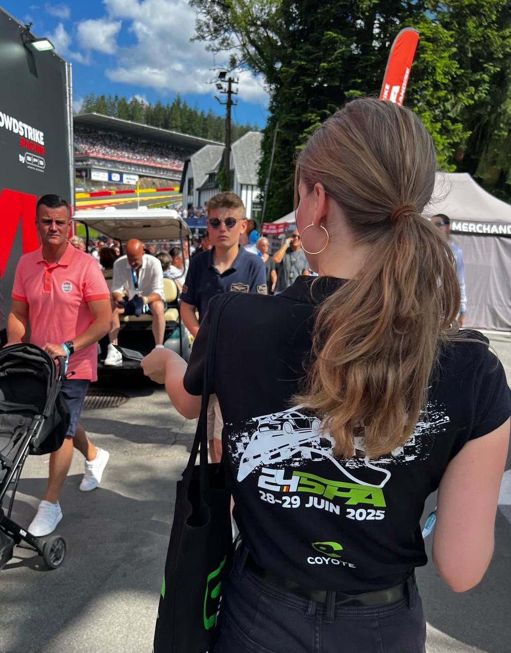 Exception2-gastvrouw tijdens een distributie op een evenement